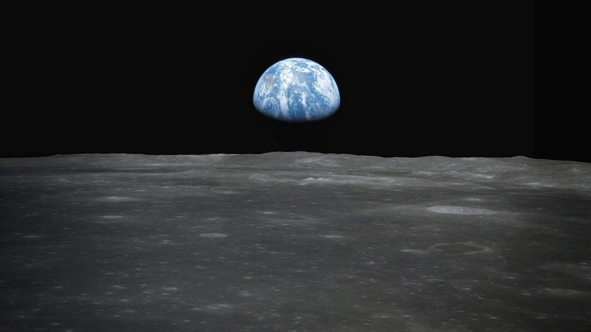 Pământul răsare deasupra suprafeței lunare