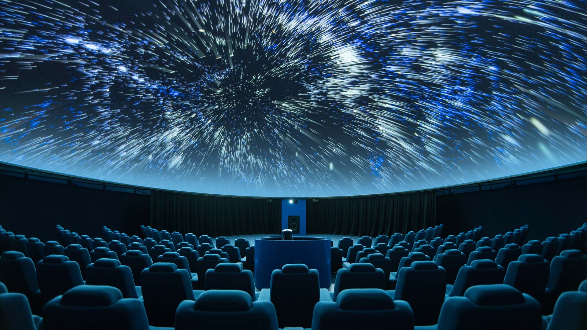 La fel ca într-un planetariu, un proiector proiectează stele și meteori pe tavanul camerei. Pavel Gabzdyl/Shutterstock.com