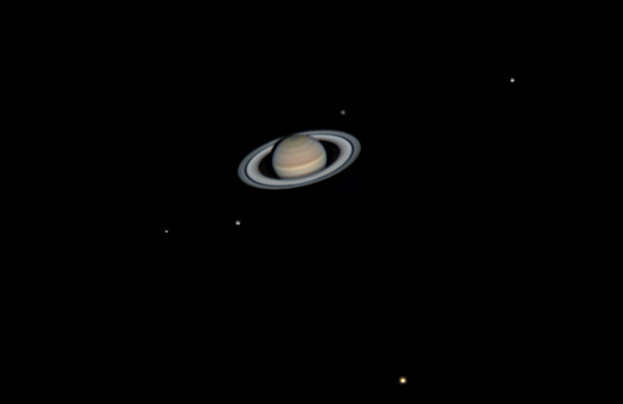 Saturn înconjurat de lunile Enceladus, Tetis, Dione, Rhea și Titan (fotografie realizată de James Bates, Berlin în august 2019 cu un Celestron Nexstar 8SE, 2x Barlow, ZWO ADC, filtru de blocare IR/UV, ZWO ASI 224MC)