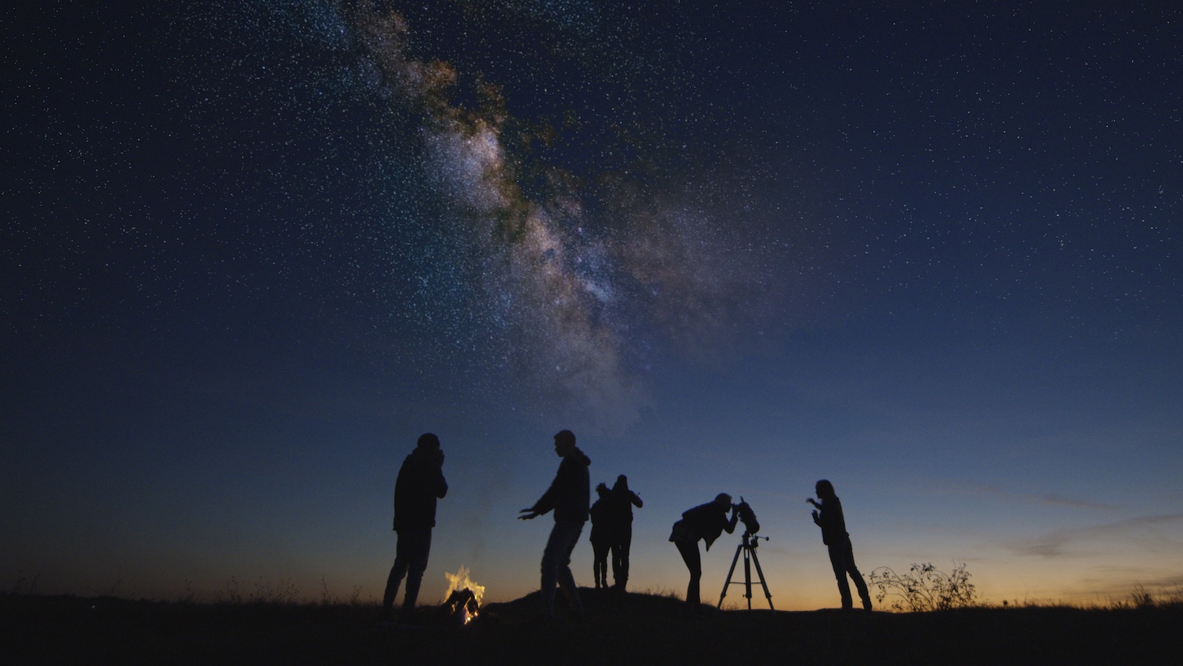 Să împărtășești minunile cerului nocturn cu prietenii și familia. Frame Stock Footage/Shutterstock.com