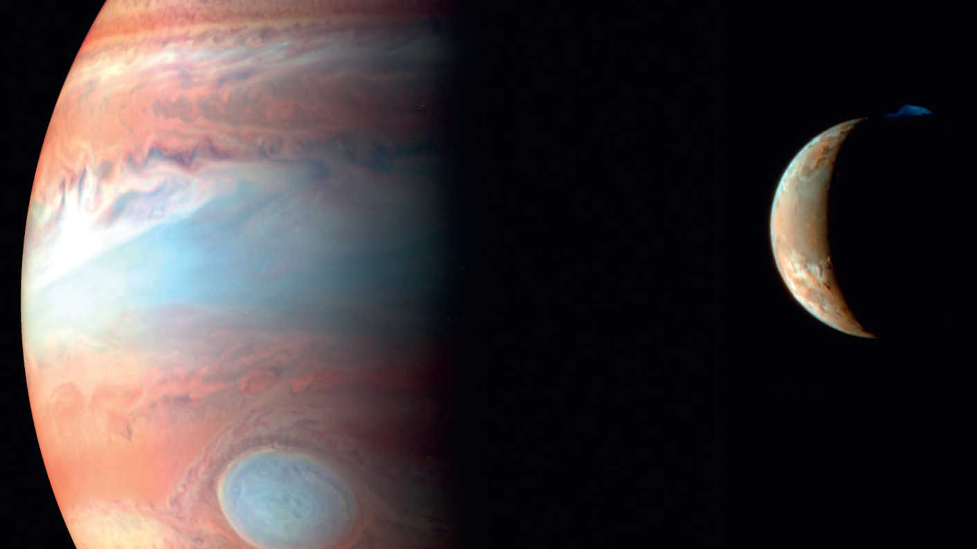 Io, luna cea mai interioară, orbitează
gigantul gazos Jupiter la o distanță
de 421.600 km. NASA/JPL-Caltech