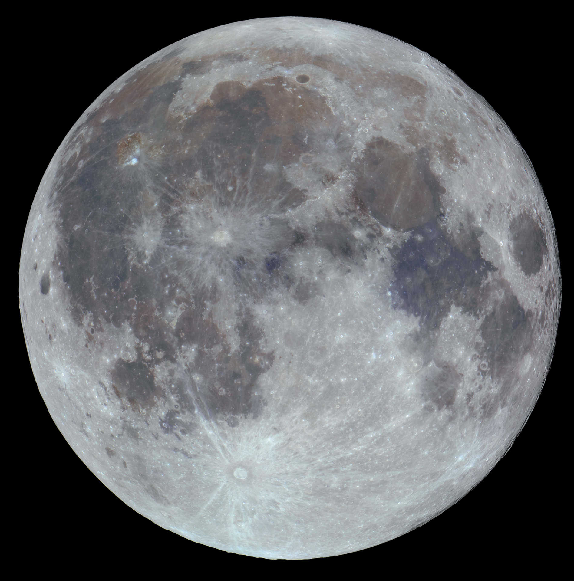 În faza de Lună plină, mările, podișurile și structurile radiale ale Lunii sunt vizibile în întregime. Rolf Hempel