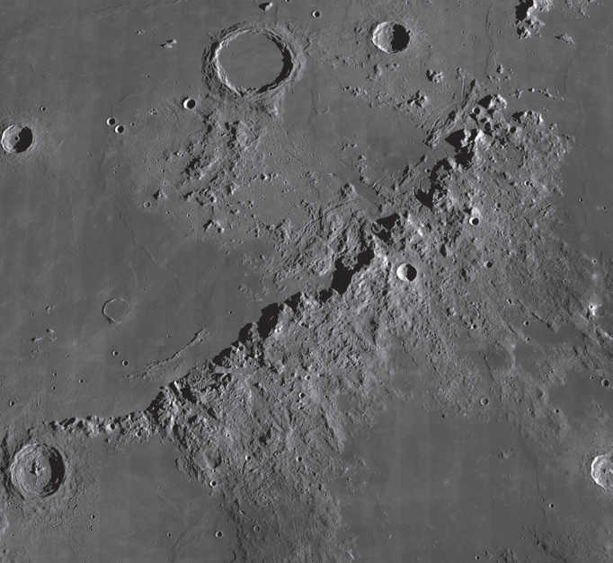 Montes Apenninus sunt cel mai mare lanț muntos de pe toată partea frontală a Lunii. NASA/GSFC/Arizona State University