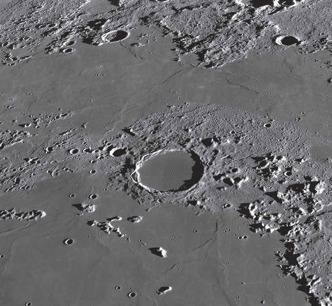 Câmpia craterului Platon este complet inundată de lavă. NASA/GSFC/Arizona State University