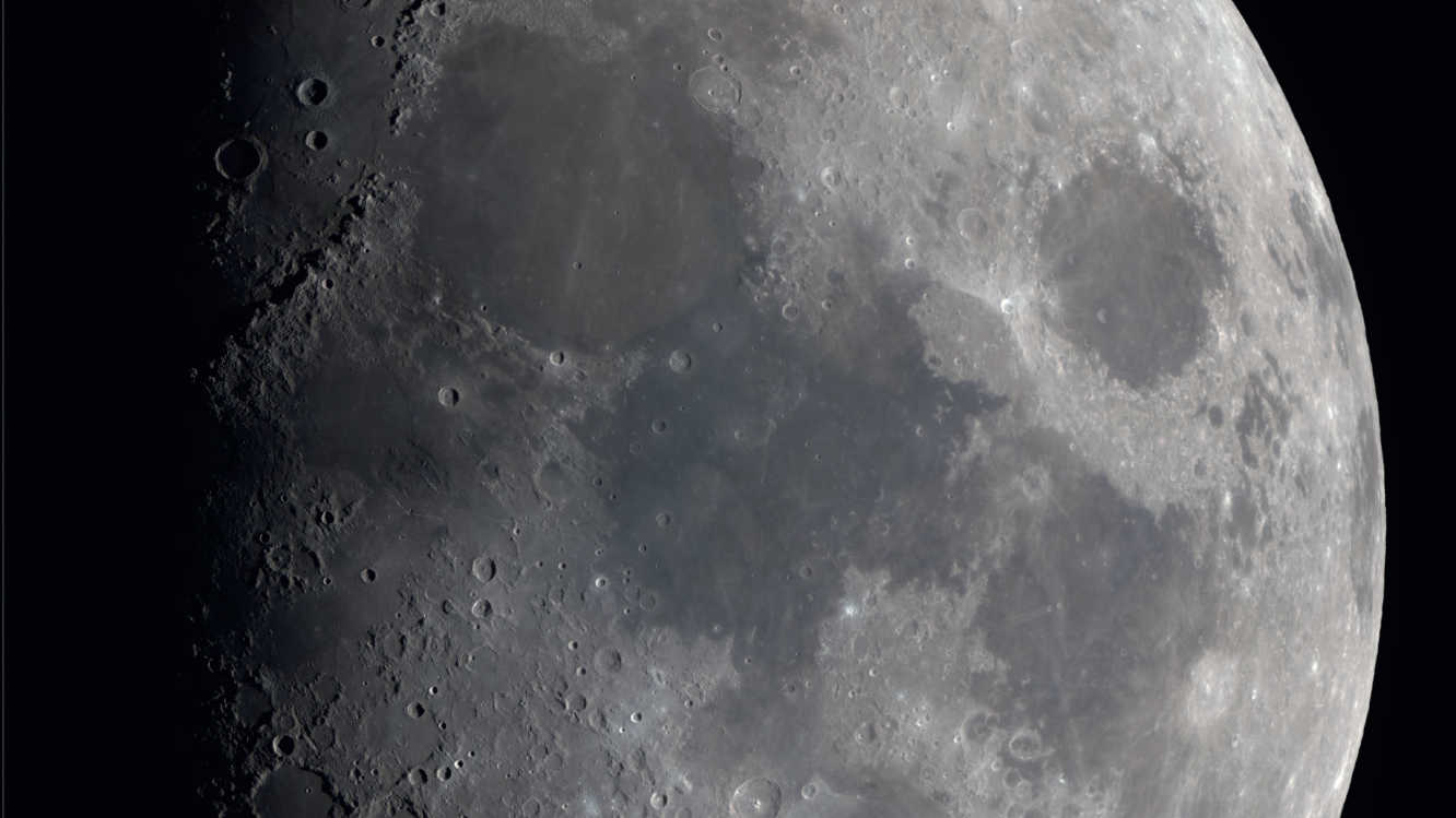 Mări lunare, cratere și munți lunari... Luna oferă peisaje fantastice. Mario Weigand