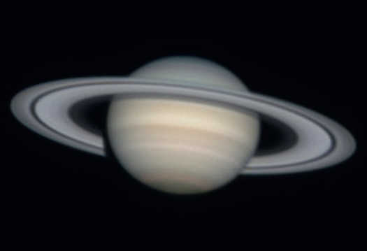Printr-un telescop cu apertura de 80 mm se văd clar inelul A și inelul B. Cele două inele sunt separate de Diviziunea întunecată Cassini. Mario Weigand