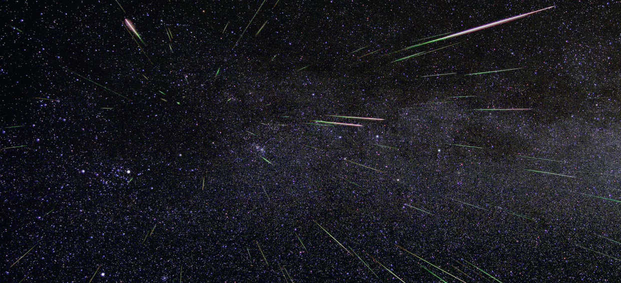 Fluxul înstelat al Perseidelor în 2009. Stelele căzătoare par să vină din aceeași direcție. NASA/JPL