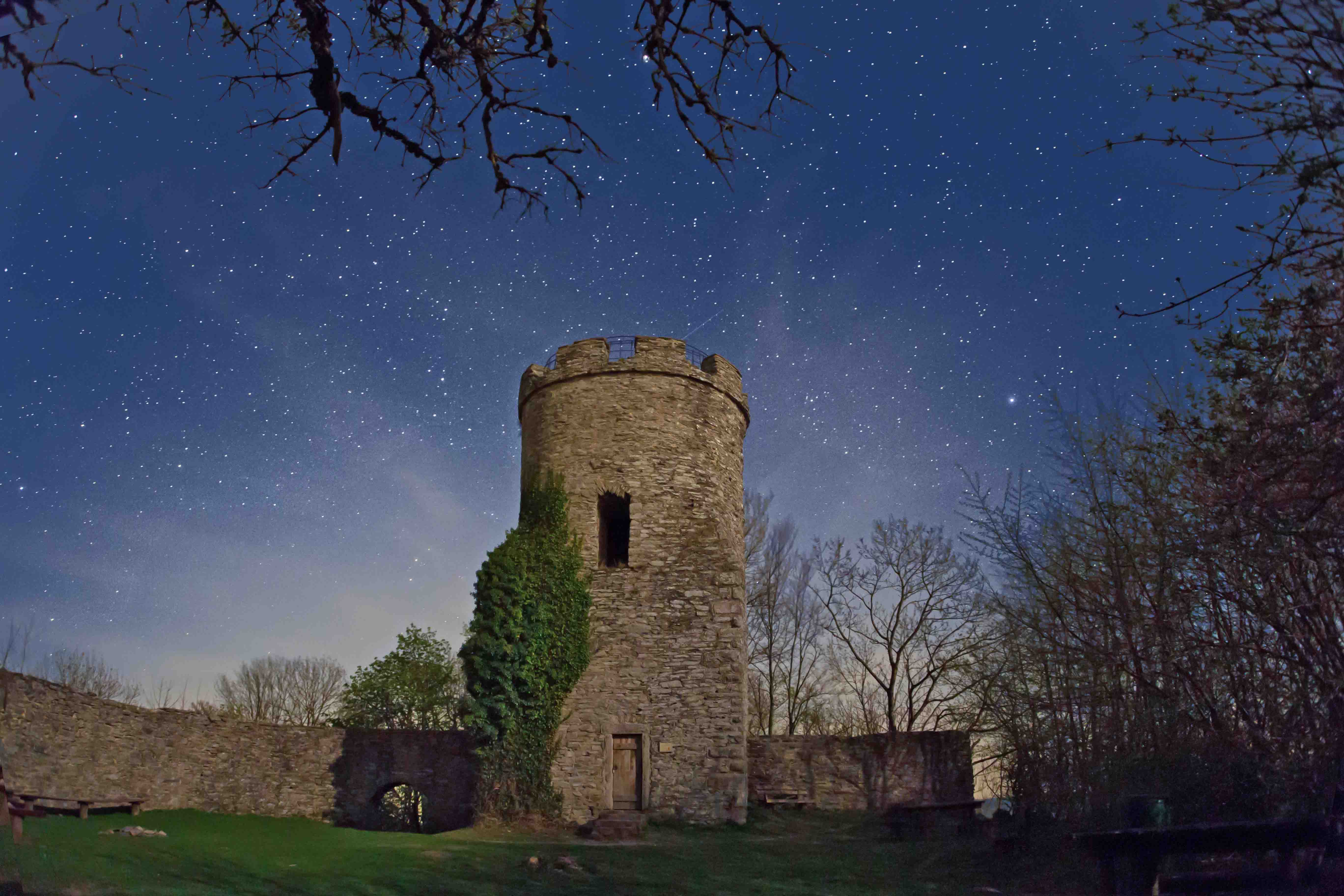Parcul stelar Rhön, ruinele castelului Ebersburg / Foto: Werner Klug, Asociația Sternenpark Rhön e.V.
