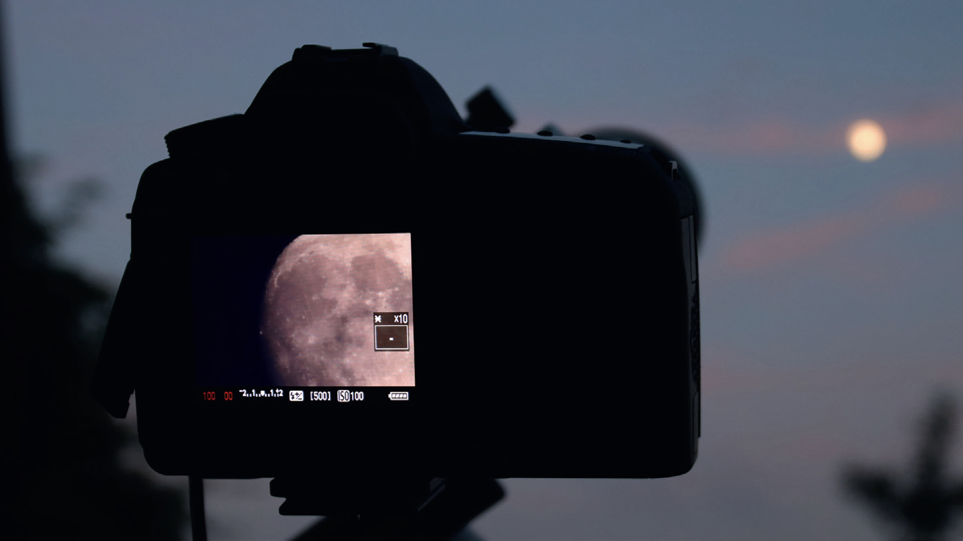 Fotografie lunară cu aparatul foto DSLR pe telescop. Focalizarea Lunii are loc prin Live-View pe display-ul camerei. M. Weigand