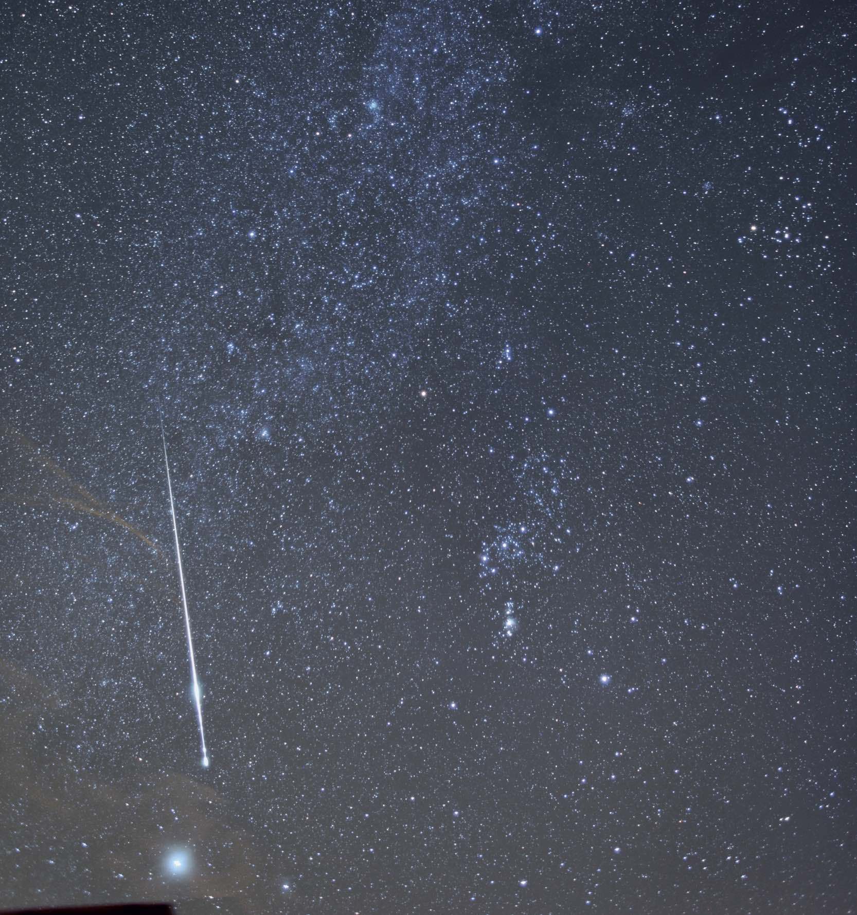 Un meteor foarte strălucitor în constelația Orion. Acesta a lăsat în urmă chiar și o mică „dâră de fum“, încă vizibilă în următoarele fotografii din serie. Parametrii fotografiei: Canon EOS 5D Mk II la ISO 800, distanță focală de 24 mm și diafragmă f/2,2. M. Weigand