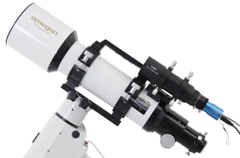 Imaginea prezintă o luneta de ghidaj montată paralel cu telescopul. Camera albastră este orientată spre o stea de ghidaj. Prin intermediul unui computer conectat, aceasta transmite impulsuri de comandă către montură.