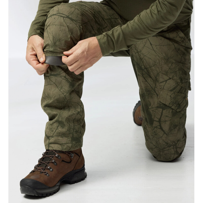 Fjällräven Pantaloni de vânătoare Barents Pro M, 626-662 Green Camo-Deep Forest, 50