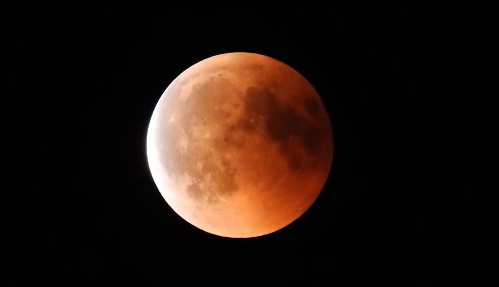 Eclipsă de Lună chiar înainte de final